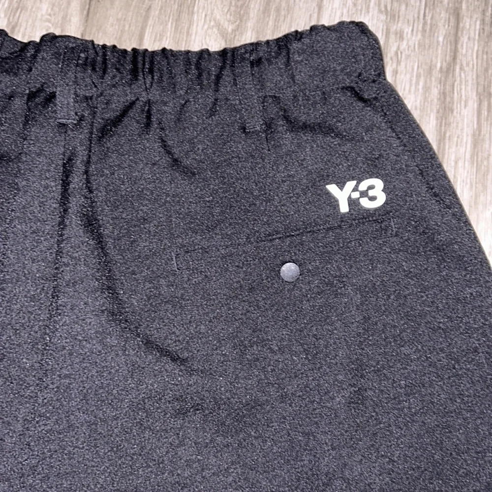 Y-3 men’s CH1 ELEGANT 3 STP SHORTS